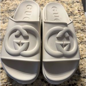 Gucci GG embossed slide size 7